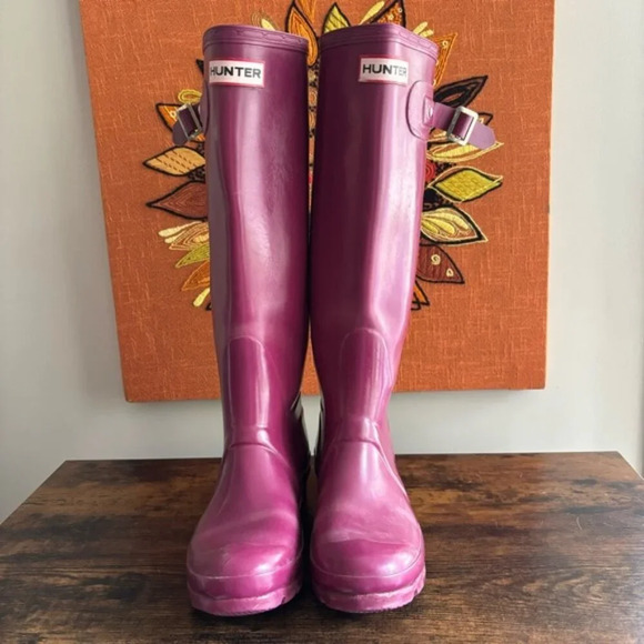 •SOLD•|Hunter | Tall Glossy Original Rain Boots in Plum, Size 6 - Picture 2 of 7